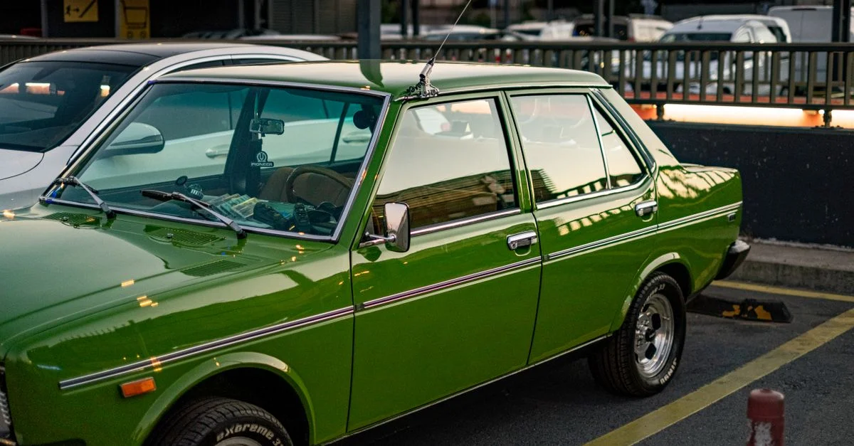 Une voiture vintage verte garée dans un parking animé d'Istanbul pendant la journée.